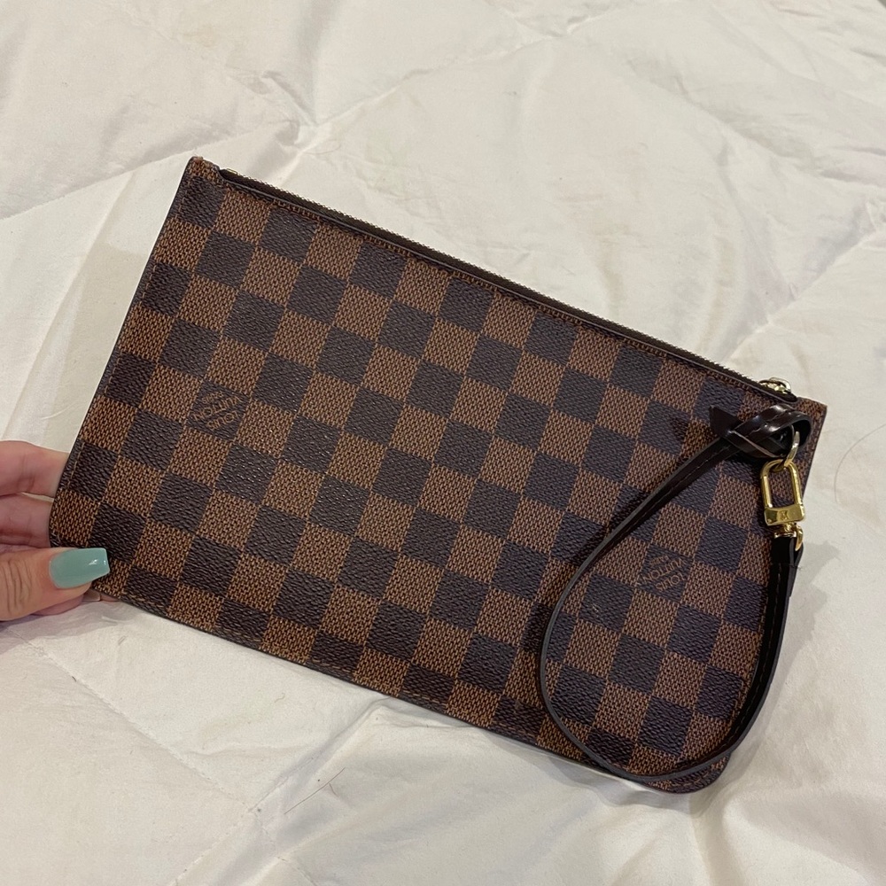 Louis Vuitton Neverfull pouch **100% Authenthic**